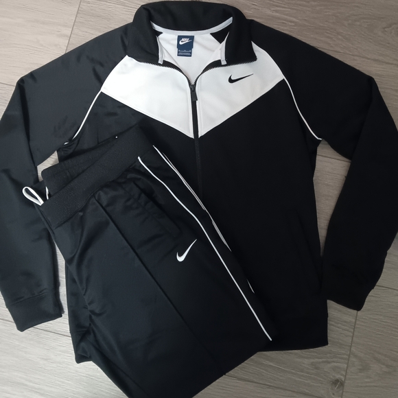 Nike Women's Performance Tracksuit in Black and White Sz XL  NEW (Only Tried On) - Picture 1 of 4